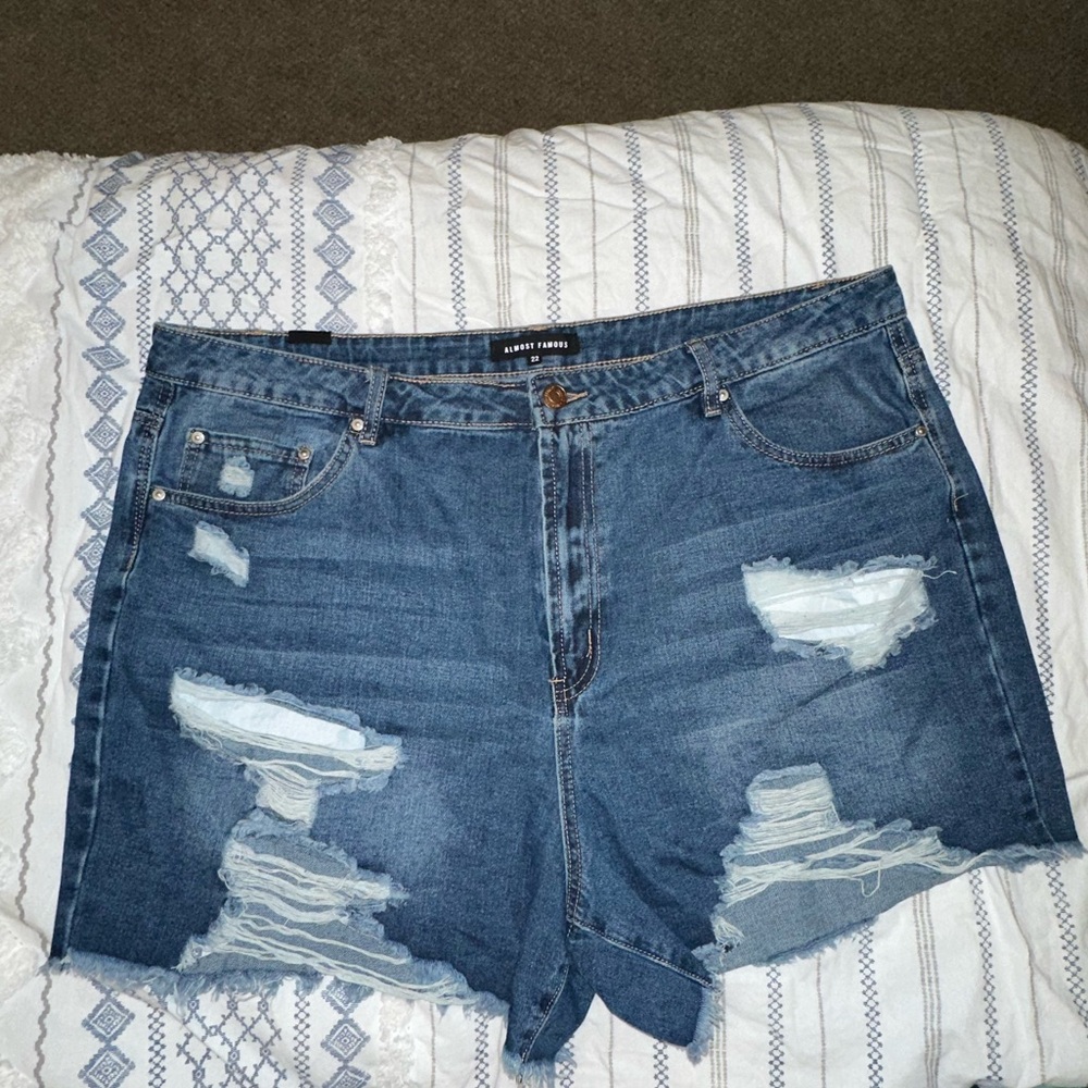 NWT Women’s Almost Famous Raw Hem Medium Wash Distressed Stretch Shorts Sz 22